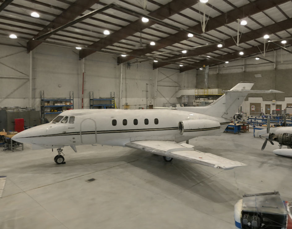 Ангар с самолетами PLY